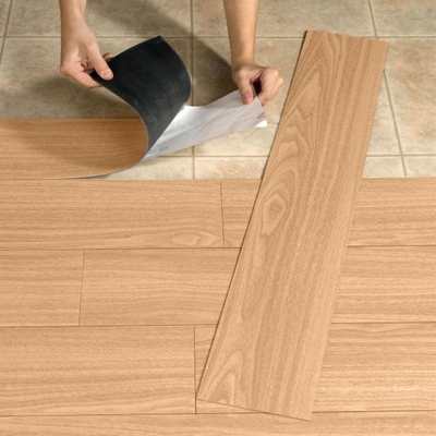 Eco Friendly Self Adhesive Vinyl Plank Lantai Memakai Lapisan 0.1-0.7mm Tanpa Lem Longgar